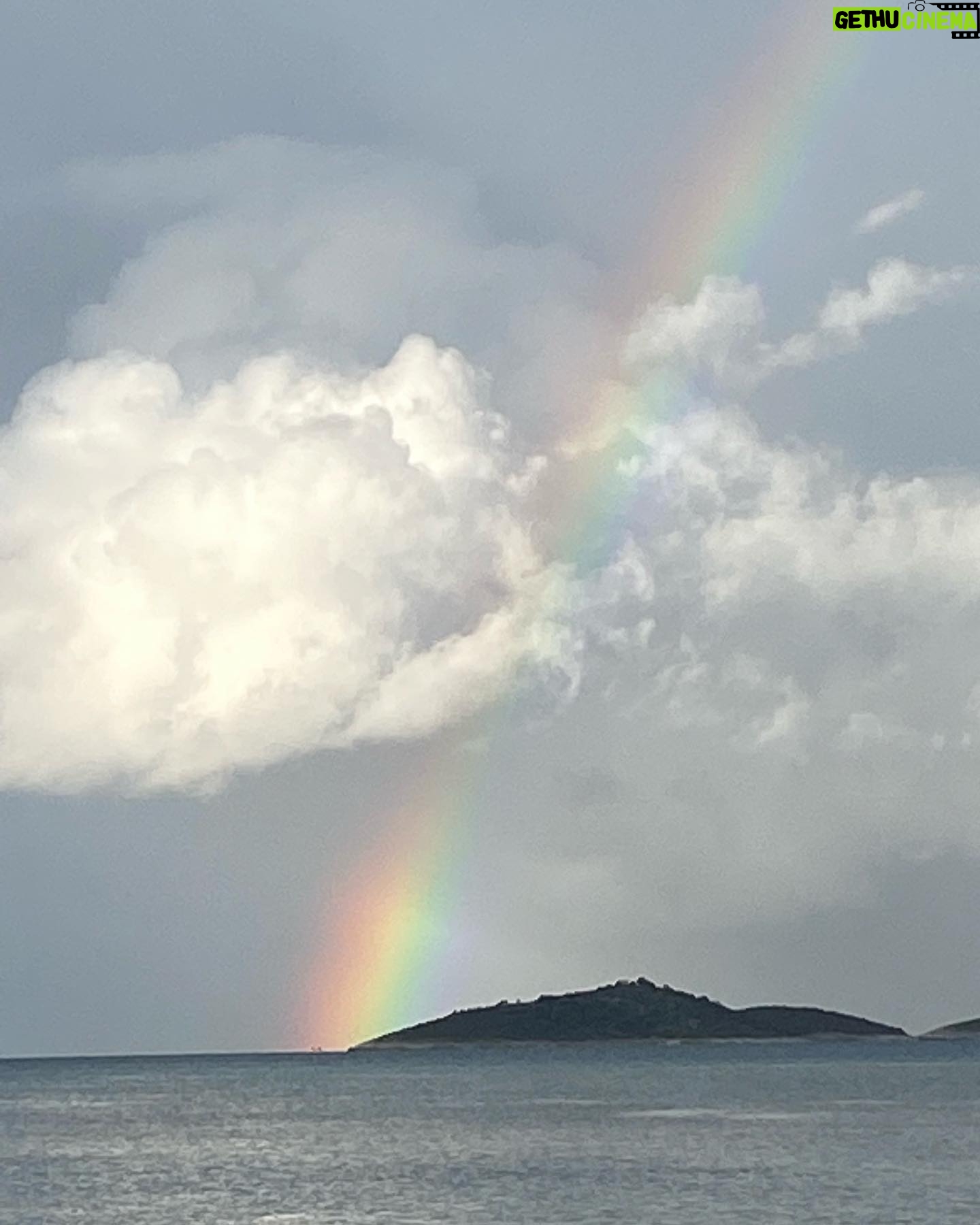 Billur Kalkavan Instagram - Demin yağmur yağdı şahane oldu. . . . #yağmur #rain #kış #winter #doğa #nature #gökkuşağı #rainbow