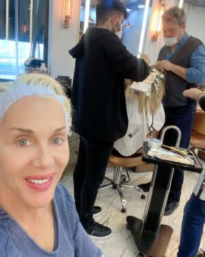 Billur Kalkavan Instagram - Yenilenmek iyidir…
@adnanserter @ayhankna24 @kuaforstudio 
.
.
.
#saç #hair #boya #dye #bakım #sarı #blonde #kuaför #hairdresser