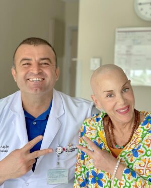 Billur Kalkavan Instagram - Doktorum @doc.dr.sahinlacin, en büyük dayanağım, hayat arkadaşım, aşkım @bugrabahadirli ile @kocuniversitesihastanesi’ndeki 3. kemo sonrası bir haftalık yatışım sonrası eve dönüyorum. Burada gördüğüm bakımı @mapfresigorta da sağolsun hiç bir yerde bulamazdım. Tüm şahane hemşirelere, hastanenin tüm personeline tekrar tekrar teşekkürler. 21 Haz’da tekrar görüşmek üzere, vallahi özlicem ama evimi de özledim 🌺
.
.
.
#hastane #hospital #doktor #doctor #iyileşmek #gettingwell