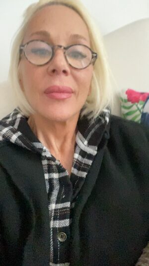 Billur Kalkavan Instagram - @tokabodrum favori otelim çünkü hayvan dolu. Çünkü onlarsız bir dünya düşünemiyorum. Çünkü onlar allahın sessiz kulları ve bizim onlara ihtiyacımız var… yaptığımız tüm zulmün cezasını çekicez tabii ki de.
Biliyor muydunuz, hayvanlarla büyüyen çocuklarda astım, alerji olmaz ve bağışıklıkları çok yüksek olur. Çünkü hayvanlarla yaşayanlar gün içinde daha çok kahkaha atarlar bu da bağışıklık sistemini kuvvetlendirir. Ayrıca tabii ki mikroplara da daha dirençli oluruz. Hayvanlar olmasa ne sıkıcı berbat bir dünya olurdu ama insanlar olmasa bişey değişmez hatta doğa kurtulur. Yemek zincirinin en tepesindeki canlı olan insan dünyanın en zararlı ve en gereksiz canlısıdır. Eğer biz böyle kötü olmaya, doğa ve hayvan kıyımına, ayrışmaya, pisletmeye, kirletmeye  devam edersek kendi sonumuzu getirip yok olacağız. İstemiyor değilim maalesef 😩