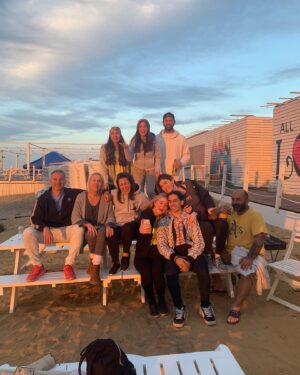 Billur Kalkavan Instagram - @burcbeach o kadar özledik ki daha açılmadan @volki_senol ‘u ziyarete gidelim dedik. 
@atakansenoll_ @nihandemiral @melissbabadag @bugrabahadirli @kemaleevamusayeva @sureyyaagil @secil.shn @oevrenos @gkhnitak 
.
.
.
#yaz #geldimi #deniz #kum #güzelhava #arkadaşlar #dostlar #eğlence #güneş