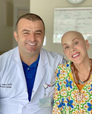 Billur Kalkavan Instagram - Doktorum @doc.dr.sahinlacin, en büyük dayanağım, hayat arkadaşım, aşkım @bugrabahadirli ile @kocuniversitesihastanesi’ndeki 3. kemo sonrası bir haftalık yatışım sonrası eve dönüyorum. Burada gördüğüm bakımı @mapfresigorta da sağolsun hiç bir yerde bulamazdım. Tüm şahane hemşirelere, hastanenin tüm personeline tekrar tekrar teşekkürler. 21 Haz’da tekrar görüşmek üzere, vallahi özlicem ama evimi de özledim 🌺
.
.
.
#hastane #hospital #doktor #doctor #iyileşmek #gettingwell
