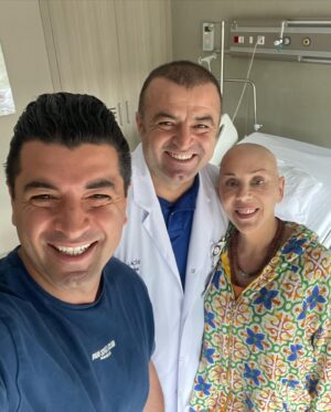 Billur Kalkavan Instagram - Doktorum @doc.dr.sahinlacin, en büyük dayanağım, hayat arkadaşım, aşkım @bugrabahadirli ile @kocuniversitesihastanesi’ndeki 3. kemo sonrası bir haftalık yatışım sonrası eve dönüyorum. Burada gördüğüm bakımı @mapfresigorta da sağolsun hiç bir yerde bulamazdım. Tüm şahane hemşirelere, hastanenin tüm personeline tekrar tekrar teşekkürler. 21 Haz’da tekrar görüşmek üzere, vallahi özlicem ama evimi de özledim 🌺
.
.
.
#hastane #hospital #doktor #doctor #iyileşmek #gettingwell