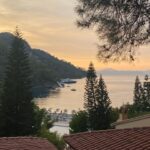 Billur Kalkavan Instagram - Annesiz ilk doğumgünüm. Hergün elim telefona gidiyor arayayım diye sonra da diyorum ki ne kadar şanslı biriyim ki bu yaşa kadar annem vardı. Arayan soran herkese teşekkür ederim. Buğramla birlikte @hillsidebeachclub dayız. Bak ne şık hareket odaya geldim balonlarla karşılaştım. Şükür hayata, arkadaşlara, sevgiliye, doğaya, hayvanlara ve beni büyüten herkes ve herşeye 🙏🏻 . . . #yazsonu #doğumgünü #hayat