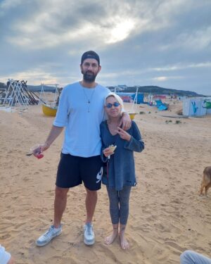 Billur Kalkavan Instagram - @burcbeach o kadar özledik ki daha açılmadan @volki_senol ‘u ziyarete gidelim dedik. 
@atakansenoll_ @nihandemiral @melissbabadag @bugrabahadirli @kemaleevamusayeva @sureyyaagil @secil.shn @oevrenos @gkhnitak 
.
.
.
#yaz #geldimi #deniz #kum #güzelhava #arkadaşlar #dostlar #eğlence #güneş