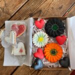 Billur Kalkavan Instagram - Sevgili Pınar’cım kurduğu marka @coralpatisserie için yaptığı şahane macaron ve kurabiyelerden gönderdi. Yeme de yanında yat dedikleri bu olsa gerek. Kıyamam bunlara 🌺 . . . #kurabiye #cookies #macaron #elemeği #handmade #emekvar #kadınıngücü #kadıneli #yaratım #creations #çiçekler #flowers #ye #eat