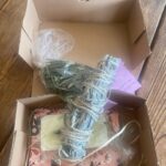 Billur Kalkavan Instagram - Başak Salman’da @piccosbox’u kurmuş ve kendi bahçesinden topladığı adaçayından tütsüler, zeytin yaprağından çaylar ve kendi yaptığı zeytinyağlı sabunlardan gönderdi. Evi hemen tütsüledim. Bu herkes için geçerli, evinizde adaçayı yakmak tüm enerjileri temizler. Teşekkürler @piccosbox . . . #tütsü #incense #nazar #temizlik #sağlık #doğa #doğal #bahçe #saglikliyasam #sevgi #hayat