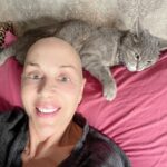 Billur Kalkavan Instagram – Adı Juli, Korsan’ın sevgilisidir. Sultanahmet’te Aya Irini kilisesinden getirmiştim bundan dolayı evdeki tek Hristiyandır. 15 yaşında, bana bi başka düşkün. Kel kafamı da özellikle çok sevdi gelip sürünüp oturuyor. 
Saçlarım dökülmeden de yastığımın tepesini seviyordu ama şimdi başka.
.
.
.
#kedi #cat #pet #hayatarkadaşı #catsofinstagram #catsofinsta #petsofinstagram #grikedi #şifacı