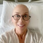 Billur Kalkavan Instagram – Herkes soruyor en iyisi buradan anlatmak. Tetkikler yapıldı sonuçlar mükemmel (maşallah). Beynim tertemiz, lezyonlar çürüyor ve yokoluyorlar. Ufak tefek bişeyler kaldığından doktorum @doc.dr.sahinlacin ilaçlarımı hafifletti. Yarın eve dönüyorum, artık hastanede çok kalmama gerek yok enerjim iyi. Ağrım sızım yok.
Hala tek sıkıntım iştah onu da halledicem yavaş yavaş. Kilom 47 boyum 1.64 evli ve 6 çocukluyum 😂
Soran, ilgilenen, dua eden, iyi niyetlerini dileklerini gönderen herkese sonsuz teşekkürler. Sayenizde bu hastalığı en hızlı yenen insan olma yolunda ilerliyorum. Benden de herkese sevgiler, saygılar. Tabii ki en önemlisi bundan sonra sağlığı korumak. Birsürü konuda düşünce yapısını değiştirmek ki bir daha uğramasın. Bye bye pislikler 👋🏻👋🏻👋🏻
.
.
.
#hastalık #sickness #gittigidiyor #goingaway #doktor #doctors #hastane #hospital #iyileşme #gettingwell