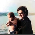 Billur Kalkavan Instagram - Bana ve kardeşim Rıza’ya can veren güzel annem bu sabah babamın yanına gitti. Tam 91 sene harika bir hayatı, nice şahane arkadaşı, müthiş anıları oldu. Bana göre dünyanın en iyi annesiydi. Ne mutlu bana ki bu yaşıma kadar seninle beraber olabildim. Senin kızın olduğum için de dünyanın en şanslı kızıyım. Babaya ve tüm dostlara selam söyle güzel annem. Nasıl olsa birgün buluşacağız. Önemli not: Cenaze 27 Ekim çarşamba saat 12:00’de Zincirlikuyu mezarlığı camisinden kalkacaktır. Duası pandemiden dolayı özel olarak okutulacaktır.