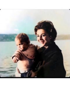 Billur Kalkavan Instagram - Bana ve kardeşim Rıza’ya can veren güzel annem bu sabah babamın yanına gitti. Tam 91 sene harika bir hayatı, nice şahane arkadaşı, müthiş anıları oldu. Bana göre dünyanın en iyi annesiydi. Ne mutlu bana ki bu yaşıma kadar seninle beraber olabildim. Senin kızın olduğum için de dünyanın en şanslı kızıyım. Babaya ve tüm dostlara selam söyle güzel annem. Nasıl olsa birgün buluşacağız. Önemli not: Cenaze 27 Ekim çarşamba saat 12:00’de Zincirlikuyu mezarlığı camisinden kalkacaktır. Duası pandemiden dolayı özel olarak okutulacaktır.
