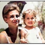 Billur Kalkavan Instagram - Bana ve kardeşim Rıza’ya can veren güzel annem bu sabah babamın yanına gitti. Tam 91 sene harika bir hayatı, nice şahane arkadaşı, müthiş anıları oldu. Bana göre dünyanın en iyi annesiydi. Ne mutlu bana ki bu yaşıma kadar seninle beraber olabildim. Senin kızın olduğum için de dünyanın en şanslı kızıyım. Babaya ve tüm dostlara selam söyle güzel annem. Nasıl olsa birgün buluşacağız. Önemli not: Cenaze 27 Ekim çarşamba saat 12:00’de Zincirlikuyu mezarlığı camisinden kalkacaktır. Duası pandemiden dolayı özel olarak okutulacaktır.