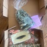 Billur Kalkavan Instagram - Başak Salman’da @piccosbox’u kurmuş ve kendi bahçesinden topladığı adaçayından tütsüler, zeytin yaprağından çaylar ve kendi yaptığı zeytinyağlı sabunlardan gönderdi. Evi hemen tütsüledim. Bu herkes için geçerli, evinizde adaçayı yakmak tüm enerjileri temizler. Teşekkürler @piccosbox . . . #tütsü #incense #nazar #temizlik #sağlık #doğa #doğal #bahçe #saglikliyasam #sevgi #hayat