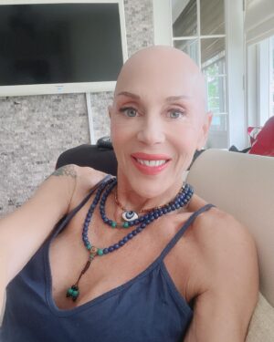 Billur Kalkavan Instagram - Bugün günlerden billurtv çekim günü. Bakalım temmuzda bizi neler bekliyor. Sonra da dayanabildiğim sürece başka proglamlar çekicez. 
Boynumdaki lacivert kolye @zeynep.ceyhan’ın hediyesi Nepal’den getirdi lapis lazuli taşından, göz olan da @hgodesign’ın hediyesi. Akmerkez’de dükkanları olduğu için bir türlü gidememiştim, sağolsunlar hediye gönderdiler. 
Allah hepimizi kem gözlerden korusun 🙏🏻
.
.
.
#çekim #shootingday #astroloji #astrology #kehanet #forseeing #temmuz #july #internettv #internet