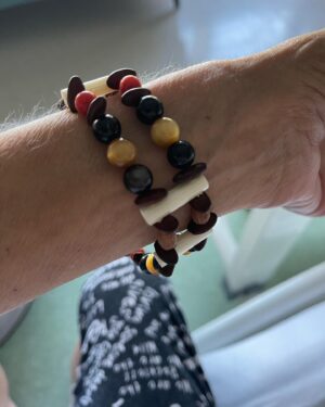 Billur Kalkavan Instagram - Dün @shamanicrafter üşenmedi beni @kocuniversitesihastanesi nde ziyarete geldi. Yine çok güzel hediyeler getirdi. 
Doğada dolaşıp allahın bize sunduğu güzellikleri toplayıp aksesuarlar yapıyor. İlk fotodaki ağaçın üzerinde kendi topladığı çeşitli kristaller, alacakarga tüyleri ve oklu kirpi okları var. Meğerse türleri yok olmamış, hatta Türkiye’de olduğundan haberim bile yoktu. 
Doğanın bize verdiği hediyelerin, mucizelerin, canlıların kıymetini bilmek böyle birşey işte. Gidip 30bin $lık çantanın peşinde koşmak, giyemeyeceğin kadar kıyafet almak, ayakkabı koleksiyonu yapmanın ne ruhumuza ne de varoluşumuza bir katkısı yok. 
Farkına varmak, dünyamızı tanımak, allahın yarattığı herşeye saygı duymaktır gerçek mutluluk. Maalesef insanoğlu uyanana kadar birçok şeyi yok ettik. Ben yine de umutluyum, yavaş da olsa uyanıcaz. Thea Alexander’ın MS 2150 kitabındaki gibi bir dünyaya kavuşacağız inşallah 🙏🏻