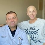 Billur Kalkavan Instagram – Herkes soruyor ben de buradan yazayım dedim.
Tedavim @kocuniversitesihastanesi ‘nde devam ediyor. Doktorum @doc.dr.sahinlacin ‘in güvenli ellerine teslim ettim kendimi. Hastanenin tüm çalışanları, şahane hemşireleri, müthiş servisi ve bakımında çok rahat ettiğimden dolayı kemoterapilerden sonra birkaç gün kalıp öyle dönüyorum evime. Neticede kediler olmadan, uykum bölünmeden çok rahat ediyorum.
@hamdialkan ‘ımın ve @enveraysever ‘imin paylaşımlarından sonra gördüğüm ilgi, sevgi, alaka beni çok motive etti herkesten allah razı olsun.
Sadece bir ricam var. Bana lütfen doktor, ilaç, bitki, vs. tavsiyeleri göndermeyin. Burada aldığım en ileri teknoloji tedavi yöntemleriyle devam edeceğim. Yolladığınız hiç bir şeye de itibar etmem hele ki doktoruma danışmadan asla. Çalışması yapılmamış ilaçlar, bitkiler, vb şeyler çok ters tepebilir.
Bu arada lütfen özel sağlık sigortası yaptırmayı ihmal etmeyin. Ben senelerce bana bişey olmaz diye yaptırmadım, taa hayat arkadaşım @bugrabahadirli ısrar edip yaşım dolmadan yaptırana kadar. Şu anda yanmda olan sigortacım @isilkrz ve @mapfresigorta ‘ya da teşekkürü borç bilirim.
Herkese sonsuz şükranlar🙏🏻