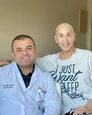 Billur Kalkavan Instagram - Herkes soruyor ben de buradan yazayım dedim.
Tedavim @kocuniversitesihastanesi ‘nde devam ediyor. Doktorum @doc.dr.sahinlacin ‘in güvenli ellerine teslim ettim kendimi. Hastanenin tüm çalışanları, şahane hemşireleri, müthiş servisi ve bakımında çok rahat ettiğimden dolayı kemoterapilerden sonra birkaç gün kalıp öyle dönüyorum evime. Neticede kediler olmadan, uykum bölünmeden çok rahat ediyorum.
@hamdialkan ‘ımın ve @enveraysever ‘imin paylaşımlarından sonra gördüğüm ilgi, sevgi, alaka beni çok motive etti herkesten allah razı olsun. 
Sadece bir ricam var. Bana lütfen doktor, ilaç, bitki, vs. tavsiyeleri göndermeyin. Burada aldığım en ileri teknoloji tedavi yöntemleriyle devam edeceğim. Yolladığınız hiç bir şeye de itibar etmem hele ki doktoruma danışmadan asla. Çalışması yapılmamış ilaçlar, bitkiler, vb şeyler çok ters tepebilir. 
Bu arada lütfen özel sağlık sigortası yaptırmayı ihmal etmeyin. Ben senelerce bana bişey olmaz diye yaptırmadım, taa hayat arkadaşım @bugrabahadirli ısrar edip yaşım dolmadan yaptırana kadar. Şu anda yanmda olan sigortacım @isilkrz ve @mapfresigorta ‘ya da teşekkürü borç bilirim. 
Herkese sonsuz şükranlar🙏🏻