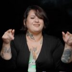 Bimbo Godoy Instagram - 💫Inesperado unboxing de @puffco 💫 Esta gente increíble me ha hecho parte de la comunidad Puffco, en un acto de amorosa generosidad jamás soñada me enviaron el *Puffco peak pro* que te voy a mostrar. Con él podes tener una experiencia personalizada con el sabor, la intensidad del vapor, la temperatura y el calor que quieras. Otra manera (muy hermosa) de consumir cannabis! Lo que estoy dabbeando es una extracción de @weplant.arg , un blend de rosin de bubble hash. Una extracción es lo mas puro del cannabis, se obtiene prensando mecánicamente flores, llegas a el alma, sentís aroma y sabor al máximo y no combustionas, niveles de cannabinoides más altos que en un cogo, usas mucha menos cantidad, distinto pegue, podes chequear en la cuenta de @weplant.arg la data o de tantas personas que generan contenido en la comunidad cannábica y te lo van a explicar mejor. Lo que uso para cargar mi puffco y lo llamo lápiz es el Hot Knife de Puffco una herramienta de carga recargable por USB-C con una punta de cerámica que se calienta con solo presionar un botón. Investiguen el mundo @puffco esta lleno de magia. 💫 Hacen envíos a todo el mundo o le consultan a @thedabgrow grabado en @producciones.fav realización @lady.rata edición @lu.goldberg Gracias @chelsea_puffco ❤️ gracias @weplant.arg @rock.grower