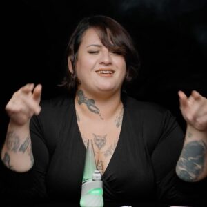 Bimbo Godoy Instagram - 💫Inesperado unboxing de @puffco 💫 Esta gente increíble me ha hecho parte de la comunidad Puffco, en un acto de amorosa generosidad jamás soñada me enviaron el *Puffco peak pro* que te voy a mostrar. Con él podes tener una experiencia personalizada con el sabor, la intensidad del vapor, la temperatura y el calor que quieras. Otra manera (muy hermosa) de consumir cannabis! Lo que estoy dabbeando es una extracción de @weplant.arg , un blend de rosin de bubble hash. Una extracción es lo mas puro del cannabis, se obtiene prensando mecánicamente flores, llegas a el alma, sentís aroma y sabor al máximo y no combustionas, niveles de cannabinoides más altos que en un cogo, usas mucha menos cantidad, distinto pegue, podes chequear en la cuenta de @weplant.arg la data o de tantas personas que generan contenido en la comunidad cannábica y te lo van a explicar mejor. Lo que uso para cargar mi puffco y lo llamo lápiz es el Hot Knife de Puffco una herramienta de carga recargable por USB-C con una punta de cerámica que se calienta con solo presionar un botón. Investiguen el mundo @puffco esta lleno de magia. 💫 Hacen envíos a todo el mundo o le consultan a @thedabgrow grabado en @producciones.fav realización @lady.rata edición @lu.goldberg Gracias @chelsea_puffco ❤️ gracias @weplant.arg @rock.grower