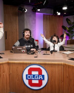 Bimbo Godoy Instagram - En @sonequevolaba en @olgaenvivo trabajando y siendo feliz. Fer la mejor mundial, Bebi y la family fabulosa, Reich haciendo caipiroskas y un estornudo al aire. 📸 @nicoaragon.ph 👚 @theannwagners
