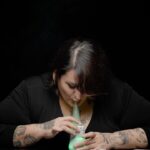 Bimbo Godoy Instagram - 💫Inesperado unboxing de @puffco 💫 Esta gente increíble me ha hecho parte de la comunidad Puffco, en un acto de amorosa generosidad jamás soñada me enviaron el *Puffco peak pro* que te voy a mostrar. Con él podes tener una experiencia personalizada con el sabor, la intensidad del vapor, la temperatura y el calor que quieras. Otra manera (muy hermosa) de consumir cannabis! Lo que estoy dabbeando es una extracción de @weplant.arg , un blend de rosin de bubble hash. Una extracción es lo mas puro del cannabis, se obtiene prensando mecánicamente flores, llegas a el alma, sentís aroma y sabor al máximo y no combustionas, niveles de cannabinoides más altos que en un cogo, usas mucha menos cantidad, distinto pegue, podes chequear en la cuenta de @weplant.arg la data o de tantas personas que generan contenido en la comunidad cannábica y te lo van a explicar mejor. Lo que uso para cargar mi puffco y lo llamo lápiz es el Hot Knife de Puffco una herramienta de carga recargable por USB-C con una punta de cerámica que se calienta con solo presionar un botón. Investiguen el mundo @puffco esta lleno de magia. 💫 Hacen envíos a todo el mundo o le consultan a @thedabgrow grabado en @producciones.fav realización @lady.rata edición @lu.goldberg Gracias @chelsea_puffco ❤️ gracias @weplant.arg @rock.grower