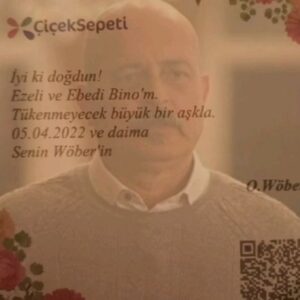 Binnaz Ekren Instagram - Benim biricik sevdiğim,  müstakbel eşim Osman' ım...
İyi ki doğdun...
Bana yaşattığın gerçek ve koşulsuz aşk için sana çok teşekkür ederim.
Seninle olmak sen gittikten sonra benim arkandan tek başına  yasamaya devam ettiğim pek çok hastalıklı ,toksik durumlarla çevrili olsa da,; bütün o kaosun ve çamurun içindeyken bile bana kendimi çoğunlukla  bir tanrıça gibi hissetirdin. 
Sana bir kez bile sormadım " seviyor musun?" diye.
Sevgini iliklerime kemiklerime saçlarıma hücrelerime içirdin. 
İyi ki doğdun!
 En çok bugüne kızardın sinirlendiginde. 
Tüm yorgunluğun ,bitmişliğin faturasını bugüne yüklerdin. Ama ben sadece 27 Şubat'ta değil,  her gün içimde sevinç dolu şenliklerle kutluyorum bu hayata gözlerini açısını.
Nasıl bir algı sarhoşluğu ise,  sanki saatleri devirirken zamanları aşan, gide gide varoluşa dayanan o
" kader".
Birbirimize şaskin şaşkın soruşumuz?
- Nedir bu?
Bu biziz sevgilim...♾️
Tıpkı notdaki  gibi ezelden ve sonsuz , ebedi... Dünyadan da önceki bir boyutta yazılmış bir yazı, bir kader.
Çok yas tuttum.. 
Tutuyorum.. 
her gün ağladım,
 ağlıyorum. 
Ama bana verdiğin ölümsüz sevincin yanında bu  hiçbir şey . 
Nasıl taşarak birbirimize akıyorduysa seslerimiz akıl almayan saatler boyu;  şimdi ruhun ruhuma ruhum ruhuna akıyor aynı sevinçle..
Bir daha hiç  ayrılmayacağımız mutlak kavuşma gününü bekliyor neşeyle.

64. Yaşın kutlu olsun sevgilim.
Seni seviyorum 

Kelebeğin
Bino'n 🦋
Fonda Shostakovich  2 numaralı Piano konçertomuz.
Bu yıl sana armağanım olsun.