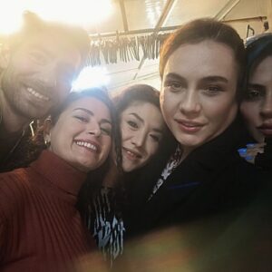 Binnaz Ekren Instagram - Aşırı tatlı olduğumuzu düsünüyorum. Remini isimli piksel arttırıcı ,fotoğraf netlestiriciyi kullanıyorum. Hepimizi parıl parıl parlatmis. Filtreliyor da sanırım. Ama herkes fazlasiyla ışıklı zaten. Takılmamak lazım 😍