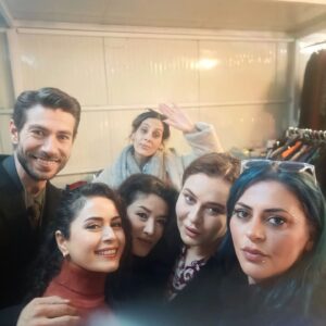 Binnaz Ekren Instagram - Aşırı tatlı olduğumuzu düsünüyorum. Remini isimli piksel arttırıcı ,fotoğraf netlestiriciyi kullanıyorum. Hepimizi parıl parıl parlatmis. Filtreliyor da sanırım. Ama herkes fazlasiyla ışıklı zaten. Takılmamak lazım 😍