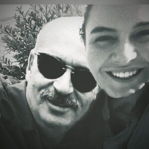 Binnaz Ekren Instagram - Huzurla uyu benim
 "Kocaman Bebeğim"
Yan yan gülerdin sana böyle söykedigimde. 
İki yıl ..
Kimileri sana gitti diyorlar
Gözlerimiz birbirne  değdiği o ilk anda,  birbirinin içine yerleşen ,tek olan ve istisnasız yek atan o yürek, nasıl durur öyle apansız?
O halde ben nasıl hala buradayım? 
İki yıl ..
Hala yarı şaşkın, ayaklarım biraz yerde, 
biraz seninle oralarda
bunu düşünüyorum. 
Sonra gelip tutuyorsun ellerimden;
Konuşurken nasıl geçtiğini anlamadığımız nice zamanlar gibi sanki.
Timeous' u aralayıp
 Atlantis' e karışıyoruz
Bir miktar kibir dünyadan getirdigim ve henüz yanağımda kurumamış gözyaşı.
Yine tam zamanında bir bas parmağı mudahelesi ile elin yaşıma, yaşım eline, sen bana karışıyorsun.

Bilirsin şefkat böyle bir şeydir.

Sadece senin ve benim kesfettiğimiz seyyareleri izliyoruz bize ayrılmış loca kıvamında bir bulutun üzerinden. 
Saclarımı okşuyorsun. Açsana dediğin saçlarımı.
"Hep topluyorsun  açsana."
Açıyorum.
Saçlarımın arasına kayboluyoruz.
Sarmaş dolaş gidiyoruz saclarımın arasından çocukluk rüyalarımıza. Öperken fısıldıyorum kulagına
"Sevgilim... Biz hiç bu kadar özgür olmamıstık"
Bino'n
25.06.2024