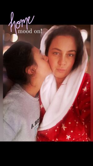 Binnaz Ekren Instagram - A peaceful home day with my princess👑👸🏻
Canımın içi,  biricik kızımla evdeyiz💞 tek tek kirpiklerini, yanaklarını , saçlarını  öptüm ,kokladım  doyamadım... Hep hatırlatırım bu doğru sözü.: "bir insanı sevmekle başlar her şey." ( 🙈Bu yaş grubu poz vermekten pek hazetmiyor.  Saygı göstermek gerek )