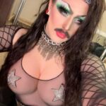 Biqtch Puddin Instagram - Mug ✅ Eyes by @danessamyricksbeauty #colorfix in #wasabi & the #lightworkv palette. Used in tandem with the fabulous @trixiecosmetics x @laganjaestranja #ExtravaGANJA Palette. Highlight/Contour/Blush by @patmcgrathreal. 🫦💕 #Poison #80sScreamQueen #MakeUp