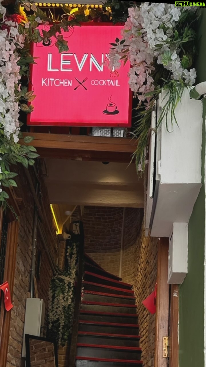 Birgül Ulusoy Instagram - Takip lütfen- @levnykitchenn İddia ediyorum… Böyle harika bir mekan görmediniz! Fiyatlar oldukça uygun, hizmet kalitesi efsane hele bir de özel yapım ekmekleri var kalanları çantama doldurmamak için kendimi zor tuttum 😊🤣