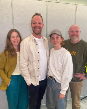 Birgitte Hjort Sørensen Instagram - @madsogaholdet ruller igen! Virkelig gode dilemmaer og virkelig godt selskab med @ohlandmusic @jacobriising & @madsstef - og jeg har fluks prøvebagt bolleblandingen, kan på det varmeste (hveder) anbefales 👍🏻 God fredag 😎