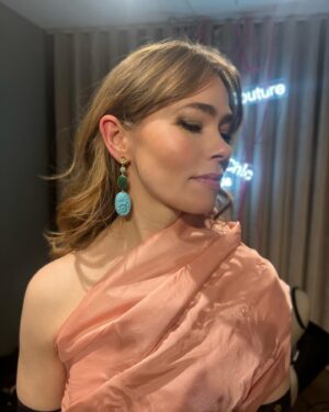 Birgitte Hjort Sørensen Instagram - Tak for en herlig fejring af film- og tv-branchen ved lørdagens Robertpris! Og tillykke til alle vindere og nominerede 🏆
Og ikke mindst tak til @lassespangenberg for at sy denne helt guddommelige top ud fra @pilystagram s overdådige vision 🙏🏻🙏🏻🙏🏻
Hår: @balmainhair 
Makeup: @rixmood 
Smykker: @no10edithhegedus 
Handsker: @rhanders_1811 
Bukser: @therow 
Taske: @burberry