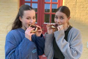 Birgitte Hjort Sørensen Instagram - Like mother, like daughter! 👯‍♀️Den her har jeg glædet mig til at dele: Vi er godt i gang med optagelserne til Dark Horse, hvor @josephinehoejbjerg og jeg deler mere end passionen for chokolademadder… @saraijonsson har skrevet nogle af de stærkeste manuskripter, jeg længe har læst.  @karolinelyngbye & @katrinebrocks instruerer med tårnhøje ambitioner og med @monolitfilm i ryggen skal vi ikke bede om mere 🙏🏻
Glæder mig til vi ses på @tv2echo i 2024!!
📸: Per Arnesen/TV 2