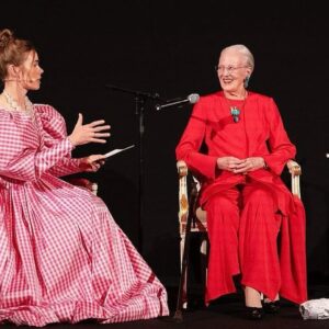 Birgitte Hjort Sørensen Instagram - Tak til HM Dronning Margrethe II for udover sin stærke, samlende kraft også at have bidraget så flot til det danske ånds- og kulturliv gennem alle årene. En stor, stor ære og ikke mindre fornøjelse at tale om Blixen, decoupage og ikke mindst skinkeærmer med regenten sidste år ved premieren på Ehrengard. Hendes store historiske viden og den utilslørede glæde og begejstring over skabelsesprocessen med både scenografi og kostumer gjorde det til en samtale, jeg aldrig vil glemme.