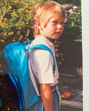 Birgitte Hjort Sørensen Instagram - August 1988 og min første dag i 1.B. Som 2 x lillesøster havde jeg ventet LÆNGE på, det blev min tur til at gå i skole, og da min klasselærer sagde, vi godt måtte farvelægge den første side i den spritnye skrivebog til i morgen, fortalte jeg med vigtig mine min mor, at jeg altså havde fået lektier for, da jeg kom hjem, og satte mig ved skrivebordet.

I dag er #førsteskoledag for mange, men #ikkeforalle. Millioner af børns adgang til skole/uddannelse er under pres pga. covid19, konflikter & klimaforandringer. Det skal ændres, og derfor støtter jeg kampagnen for uddannelse i kriser - læs mere her: https://ikkeforalle.dk/deltag/ #dkaid