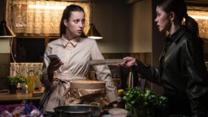 Birgitte Hjort Sørensen Instagram - Eva og Anna kæmper videre for at finde fodfæste, sammen og hver for sig - og vi bliver lidt klogere på, hvorfor Eva er, som hun er….Episode 2 af Dark Horse kan streames nu @tv2playdk