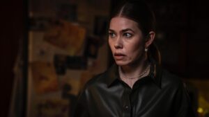 Birgitte Hjort Sørensen Instagram - Eva og Anna kæmper videre for at finde fodfæste, sammen og hver for sig - og vi bliver lidt klogere på, hvorfor Eva er, som hun er….Episode 2 af Dark Horse kan streames nu @tv2playdk