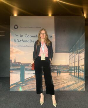 Birgitte Hjort Sørensen Instagram - Probably should have stepped aside to make it clear I’m not standing in the way of democracy but rather defending it…nevertheless: fascinating to hear about all the possibilities technology offers to strengthen and protect democracy.
Thank you for the invitation @allianceofdemocracies & @anders_fogh_rasmussen 🙏🏻
#cds2023 #defenddemocracy
