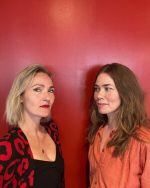 Birgitte Hjort Sørensen Instagram - I mit sind har jeg kendt @maloutuxen længe, fordi jeg har tilbragt tre års søndage i hendes selskab i en anden podcast. I virkeligheden mødte jeg hende første gang for knap et halvt år siden, men hun er hurtigt blevet en af mine favoritsamtalepartnere med sin generøsitet, sit skarpe men stadig blide øje for livets og hverdagens ufrivillige morsomheder og sin sproglige akkuratesse. Derfor var det en udsøgt fornøjelse at tale med hende om Jonathan Franzens mesterværk ‘Frihed’, der nådesløst og grundigt endevender den lange kærlighed på godt og ondt. Vi taler om tid tilbragt sammen og blottelse af de mørke sider som væsentlige elementer af det at knytte sig til et andet menneske. Og vi afslører totalt slutningen på romanen, så spoiler alert for det. Men mit bud er, læseoplevelsen stadig vil være stor, så hermed anbefalet. Du kan lytte til dagens udgave af Scener fra et kærlighedsliv hos @podimo_dk - og så kan du bagefter lytte til de andre afsnit i serien, der byder på seriøst forskellige blikke på kærlighed og introduktion til seriøst forskellig litteratur på området. Rigtig god søndag 🎧❤️