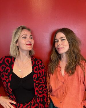 Birgitte Hjort Sørensen Instagram - I mit sind har jeg kendt @maloutuxen længe, fordi jeg har tilbragt tre års søndage i hendes selskab i en anden podcast. I virkeligheden mødte jeg hende første gang for knap et halvt år siden, men hun er hurtigt blevet en af mine favoritsamtalepartnere med sin generøsitet, sit skarpe men stadig blide øje for livets og hverdagens ufrivillige morsomheder og sin sproglige akkuratesse. Derfor var det en udsøgt fornøjelse at tale med hende om Jonathan Franzens mesterværk ‘Frihed’, der nådesløst og grundigt endevender den lange kærlighed på godt og ondt. Vi taler om tid tilbragt sammen og blottelse af de mørke sider som væsentlige elementer af det at knytte sig til et andet menneske. Og vi afslører totalt slutningen på romanen, så spoiler alert for det. Men mit bud er, læseoplevelsen stadig vil være stor, så hermed anbefalet. Du kan lytte til dagens udgave af Scener fra et kærlighedsliv hos @podimo_dk - og så kan du bagefter lytte til de andre afsnit i serien, der byder på seriøst forskellige blikke på kærlighed og introduktion til seriøst forskellig litteratur på området. Rigtig god søndag 🎧❤️