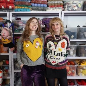 Birgitte Hjort Sørensen Instagram - Del dit hjerte! ❤️❤️ Prøv lige at se en fin sweater min med-ambassadør @lærkebagger har lavet til fordel for @redbarnetdk. 
Hun kalder den Del Dit Hjerte Sweateren, og man kan strikke i sine yndlingsfarver eller af restegarn. Tanken er, at man fylder hjertet med alt det, ens eget hjerte er fuld af. Så alle sweatre bliver unikke, ligesom som os mennesker.  
Strikkeopskriften til Del Dit Hjerte Sweateren koster kun 49 kroner, men du må gerne give lidt mere. Alle pengene går nemlig til Red Barnet. Så fat strikkepindene eller tag en strikker, du kender. ❤ 
#Deldithjertesweater
Se link til opskrift i bio