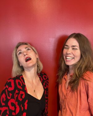 Birgitte Hjort Sørensen Instagram - I mit sind har jeg kendt @maloutuxen længe, fordi jeg har tilbragt tre års søndage i hendes selskab i en anden podcast. I virkeligheden mødte jeg hende første gang for knap et halvt år siden, men hun er hurtigt blevet en af mine favoritsamtalepartnere med sin generøsitet, sit skarpe men stadig blide øje for livets og hverdagens ufrivillige morsomheder og sin sproglige akkuratesse. Derfor var det en udsøgt fornøjelse at tale med hende om Jonathan Franzens mesterværk ‘Frihed’, der nådesløst og grundigt endevender den lange kærlighed på godt og ondt. Vi taler om tid tilbragt sammen og blottelse af de mørke sider som væsentlige elementer af det at knytte sig til et andet menneske. Og vi afslører totalt slutningen på romanen, så spoiler alert for det. Men mit bud er, læseoplevelsen stadig vil være stor, så hermed anbefalet. Du kan lytte til dagens udgave af Scener fra et kærlighedsliv hos @podimo_dk - og så kan du bagefter lytte til de andre afsnit i serien, der byder på seriøst forskellige blikke på kærlighed og introduktion til seriøst forskellig litteratur på området. Rigtig god søndag 🎧❤️