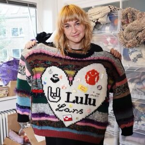 Birgitte Hjort Sørensen Instagram - Del dit hjerte! ❤️❤️ Prøv lige at se en fin sweater min med-ambassadør @lærkebagger har lavet til fordel for @redbarnetdk. 
Hun kalder den Del Dit Hjerte Sweateren, og man kan strikke i sine yndlingsfarver eller af restegarn. Tanken er, at man fylder hjertet med alt det, ens eget hjerte er fuld af. Så alle sweatre bliver unikke, ligesom som os mennesker.  
Strikkeopskriften til Del Dit Hjerte Sweateren koster kun 49 kroner, men du må gerne give lidt mere. Alle pengene går nemlig til Red Barnet. Så fat strikkepindene eller tag en strikker, du kender. ❤ 
#Deldithjertesweater
Se link til opskrift i bio