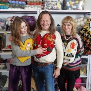 Birgitte Hjort Sørensen Instagram - Del dit hjerte! ❤️❤️ Prøv lige at se en fin sweater min med-ambassadør @lærkebagger har lavet til fordel for @redbarnetdk. 
Hun kalder den Del Dit Hjerte Sweateren, og man kan strikke i sine yndlingsfarver eller af restegarn. Tanken er, at man fylder hjertet med alt det, ens eget hjerte er fuld af. Så alle sweatre bliver unikke, ligesom som os mennesker.  
Strikkeopskriften til Del Dit Hjerte Sweateren koster kun 49 kroner, men du må gerne give lidt mere. Alle pengene går nemlig til Red Barnet. Så fat strikkepindene eller tag en strikker, du kender. ❤ 
#Deldithjertesweater
Se link til opskrift i bio