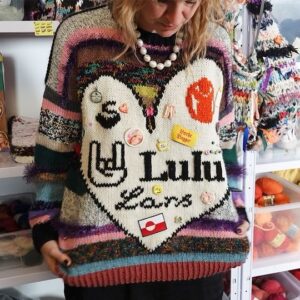Birgitte Hjort Sørensen Instagram - Del dit hjerte! ❤️❤️ Prøv lige at se en fin sweater min med-ambassadør @lærkebagger har lavet til fordel for @redbarnetdk. 
Hun kalder den Del Dit Hjerte Sweateren, og man kan strikke i sine yndlingsfarver eller af restegarn. Tanken er, at man fylder hjertet med alt det, ens eget hjerte er fuld af. Så alle sweatre bliver unikke, ligesom som os mennesker.  
Strikkeopskriften til Del Dit Hjerte Sweateren koster kun 49 kroner, men du må gerne give lidt mere. Alle pengene går nemlig til Red Barnet. Så fat strikkepindene eller tag en strikker, du kender. ❤ 
#Deldithjertesweater
Se link til opskrift i bio