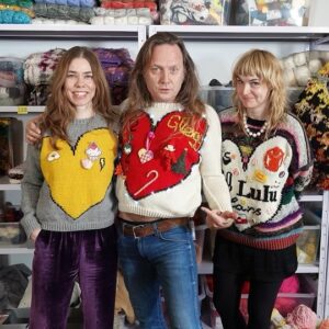 Birgitte Hjort Sørensen Instagram - Del dit hjerte! ❤️❤️ Prøv lige at se en fin sweater min med-ambassadør @lærkebagger har lavet til fordel for @redbarnetdk. 
Hun kalder den Del Dit Hjerte Sweateren, og man kan strikke i sine yndlingsfarver eller af restegarn. Tanken er, at man fylder hjertet med alt det, ens eget hjerte er fuld af. Så alle sweatre bliver unikke, ligesom som os mennesker.  
Strikkeopskriften til Del Dit Hjerte Sweateren koster kun 49 kroner, men du må gerne give lidt mere. Alle pengene går nemlig til Red Barnet. Så fat strikkepindene eller tag en strikker, du kender. ❤ 
#Deldithjertesweater
Se link til opskrift i bio