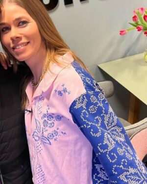 Birgitte Hjort Sørensen Instagram - Flere af jer har spurgt på den smukke skjorte, jeg havde på i går aftes. Og det kan jeg godt forstå - jeg er også helt vild med den ✨ Den er en gave fra @camas.studio - og derfor #reklame - der laver helt vidunderlige designs af gamle duge og andre tekstiler 💚
#genbrug #recycled