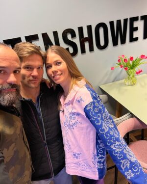 Birgitte Hjort Sørensen Instagram - I vældigt godt selskab med @davidowe_ og @cascrump - vi taler Farlige Forbindelser og kolde afvaskninger 👍🏻 
@aftenshowet_dr